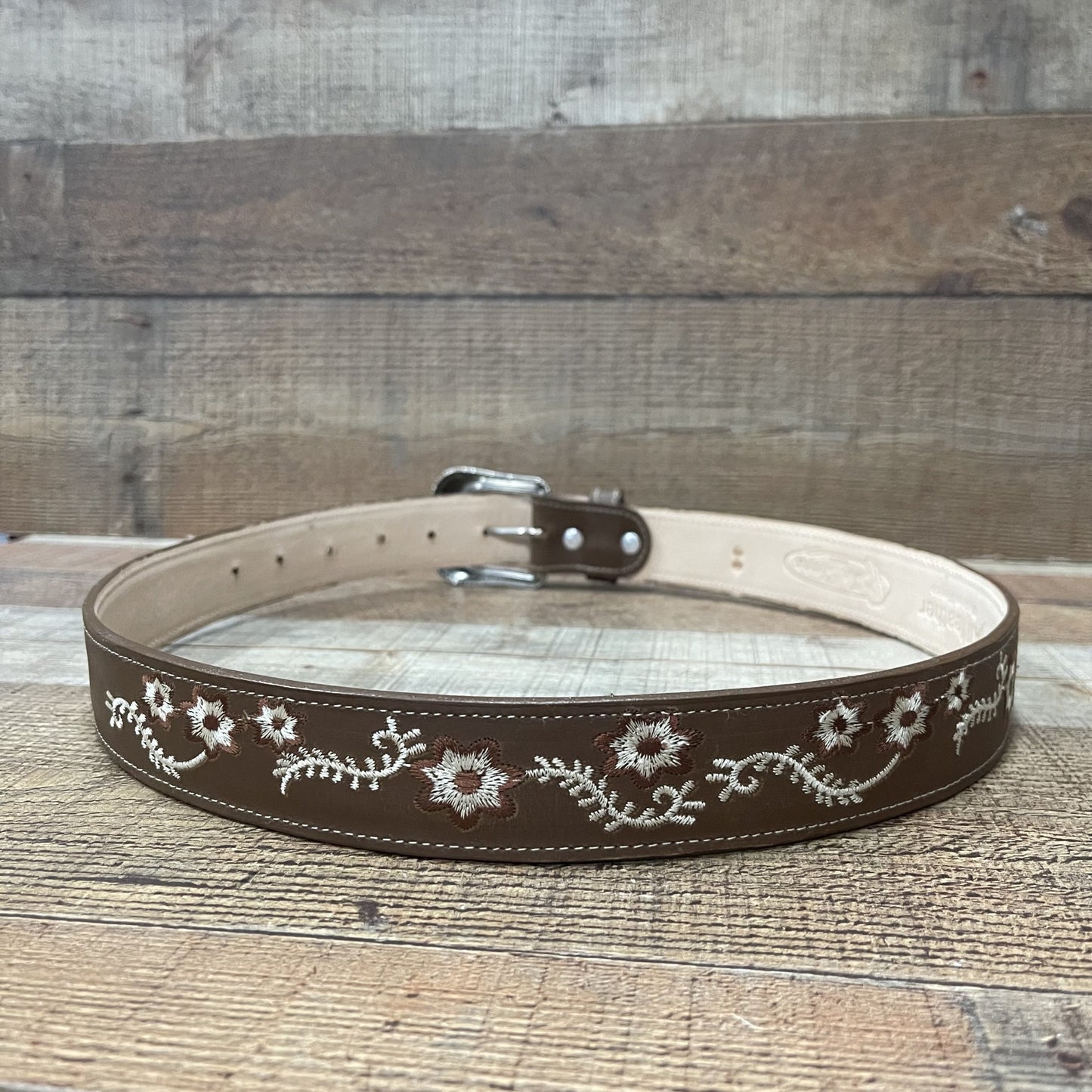 Cinturón de piel auténtica estilo vaquera occidental para mujer con bordado de flores blancas, aprox. 100 dólares