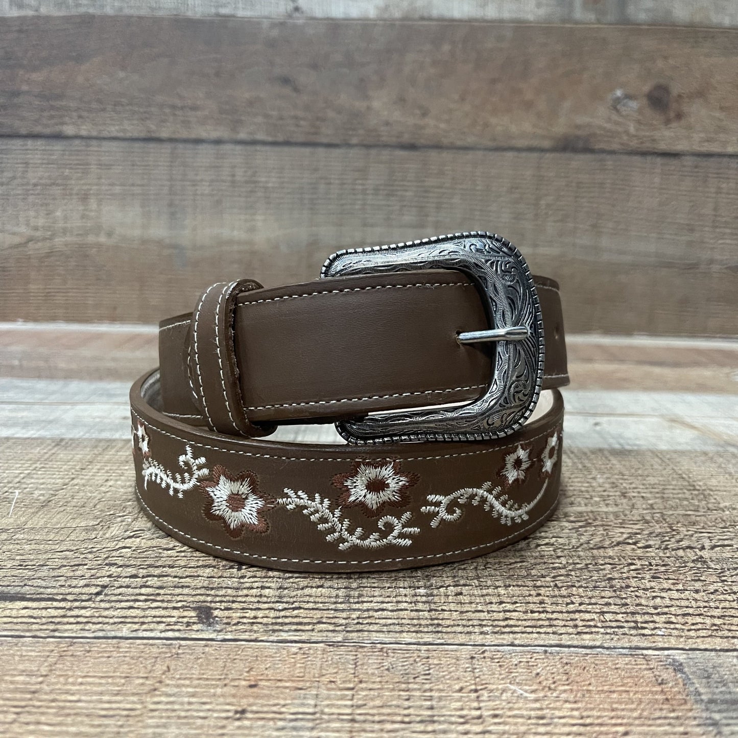 Cinturón de piel auténtica estilo vaquera occidental para mujer con bordado de flores blancas, aprox. 100 dólares